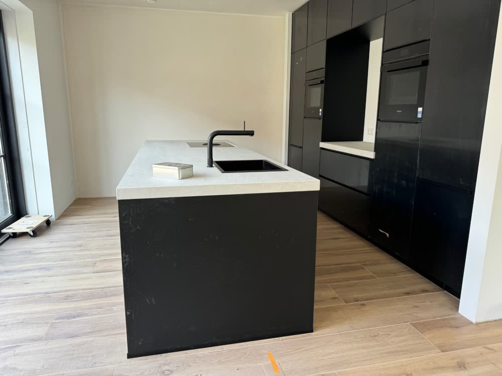 Zwarte keuken met kookeiland, op maat gemaakt en geplaatst door Exclusief Wonen op Maat
