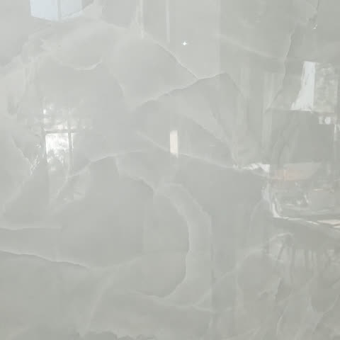 Het plaatmateriaal Ponera lichtgrijs van dichtbij, hoogglans